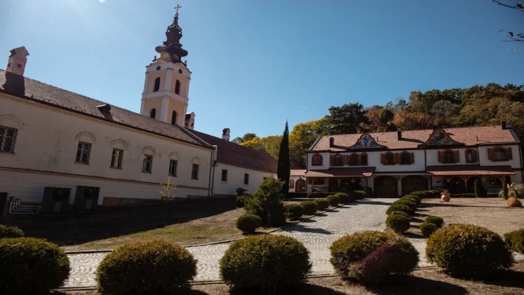 Porta manastira Grgeteg sa zvonikom, konacima i popločanom stazom