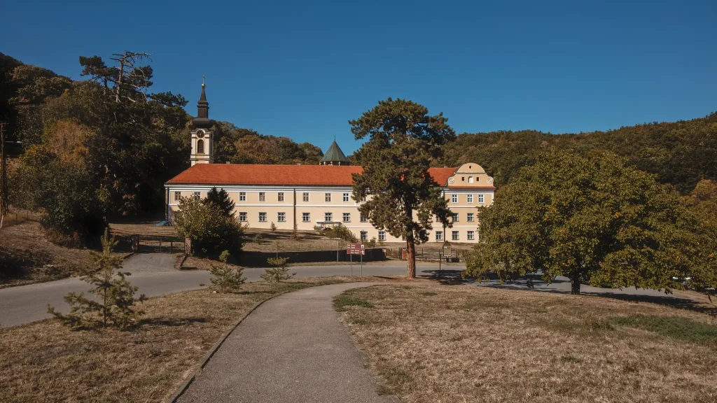 Manastir Novo Hopovo sa zvonikom i baroknim konakom u podnožju šumovitih brda Fruške gore